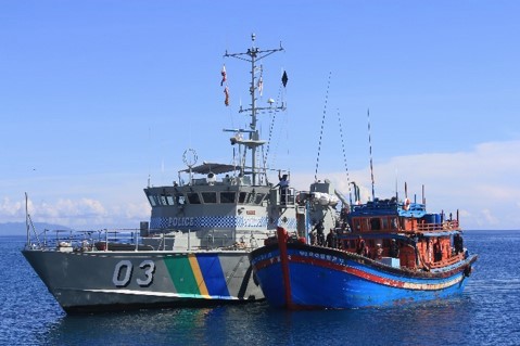 Solomon Islands patrol boat 03, Lata, monitors a Vietnamese blue boat that was caught fishing illegally in the Solomons waters in 2018. Photo: FFA Media.