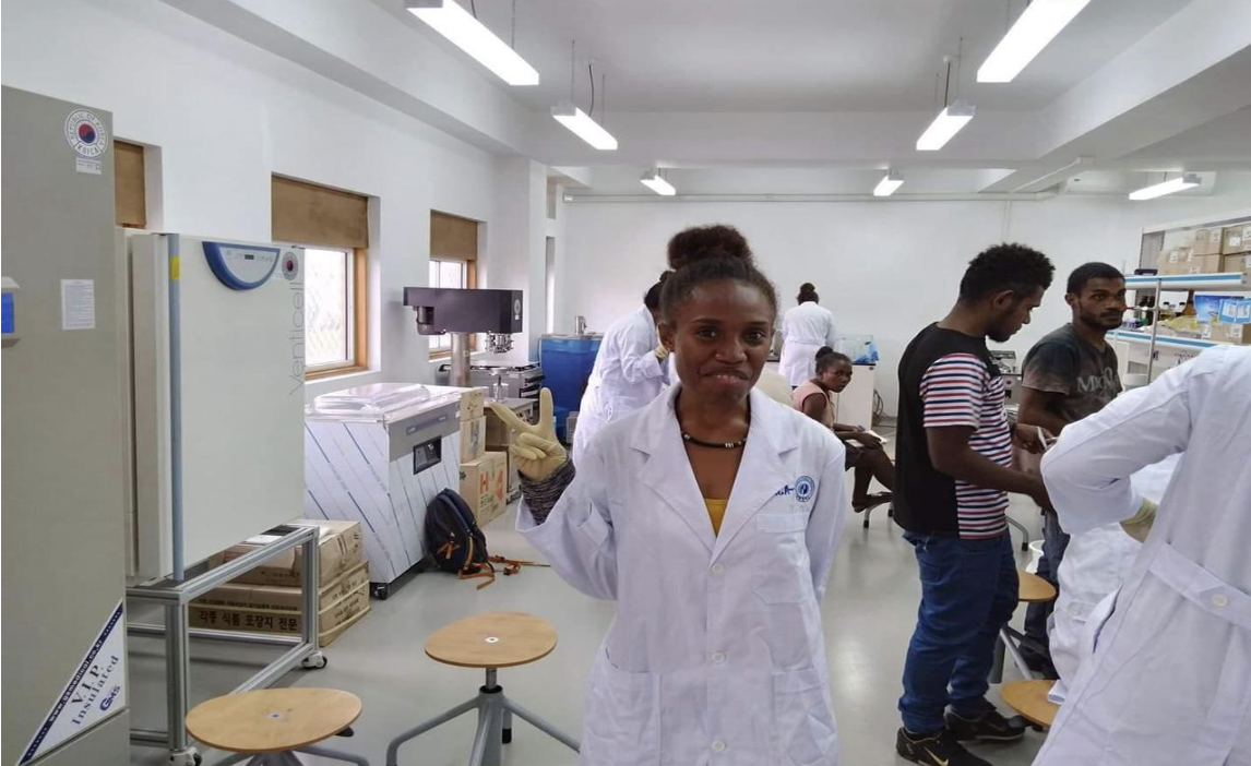 Ms. Jasmine Rahi’i in the lab at the Solomon Islands National University School of Fisheries 
